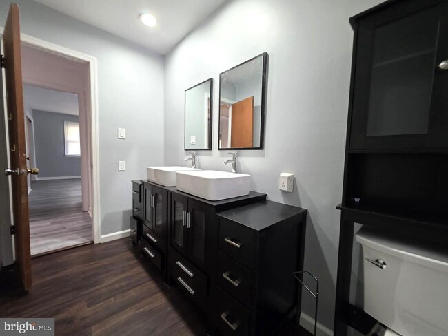 Building Photo - 8241 Robin Hood Dr