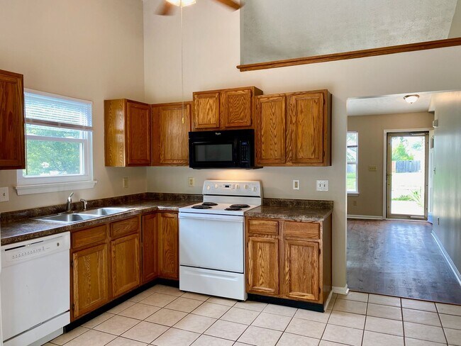 Building Photo - COMING SOON!! Great 3 Bedroom 2 Bathroom R...