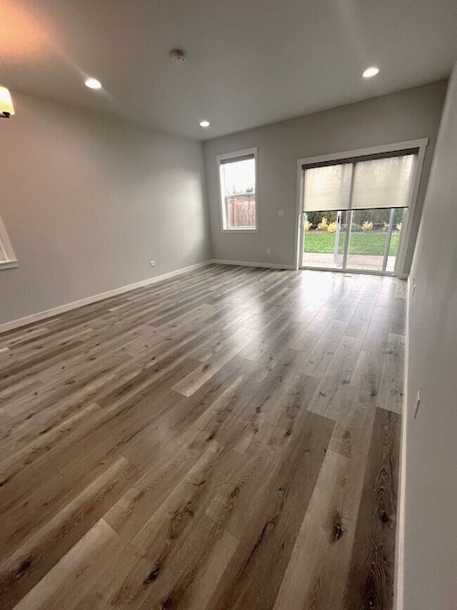 Building Photo - 3 Bedroom 2.5 Bath Newberg OR