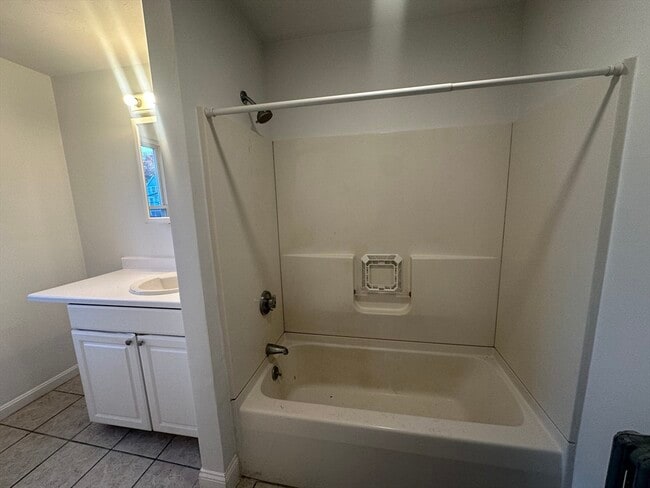 Building Photo - 394 Hollis St