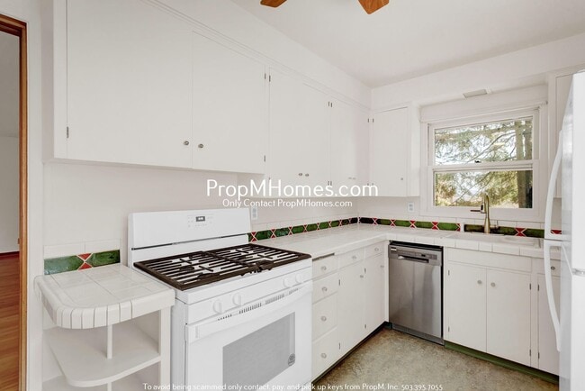 Building Photo - Quintessential Two Bedroom home in SW - Beautiful Backyard!