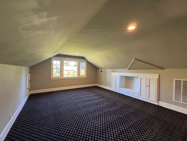 Building Photo - Gorgeous 5 bedroom, 4.5 bath, Westside Dan...