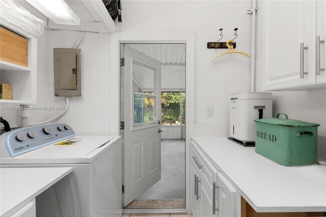 Building Photo - 8531 SW 27th Terrace