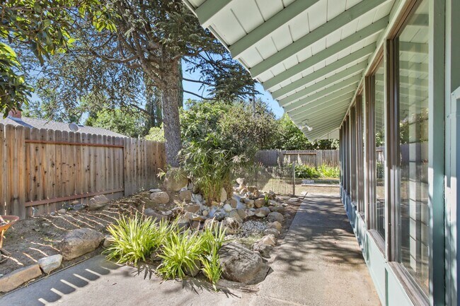 Building Photo - 4 Bedroom 3 Bathroom in Central Davis - Immediate Move-In