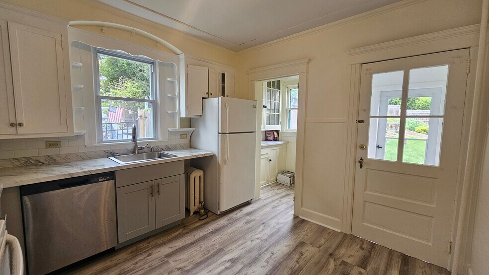 Kitchen - 133 Western Ave