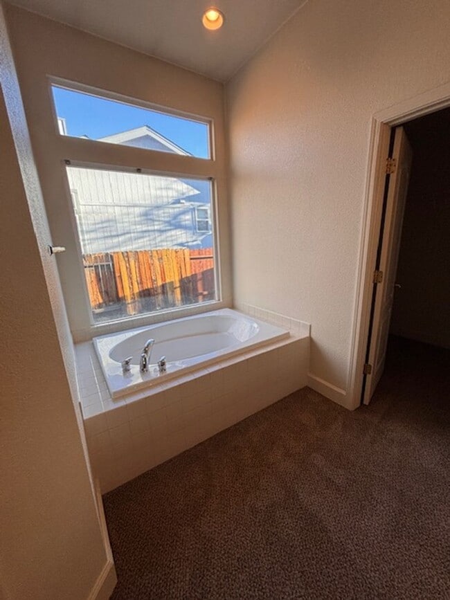 Building Photo - 719 Red Jacket Dr