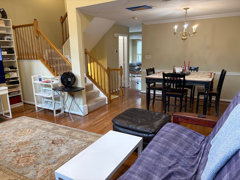 Building Photo - 1902 N Daniel St