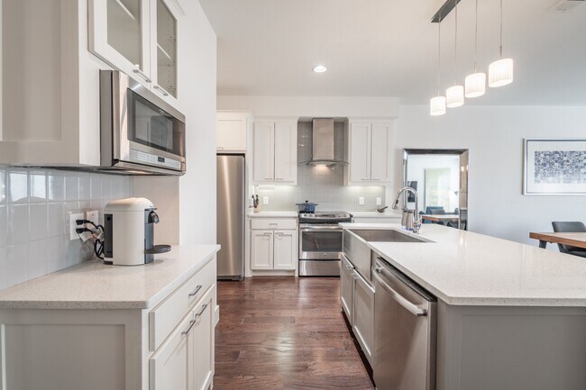 Building Photo - 2 Bed Option in East Dallas Townhome off Greenville Lakewood Neighborhood