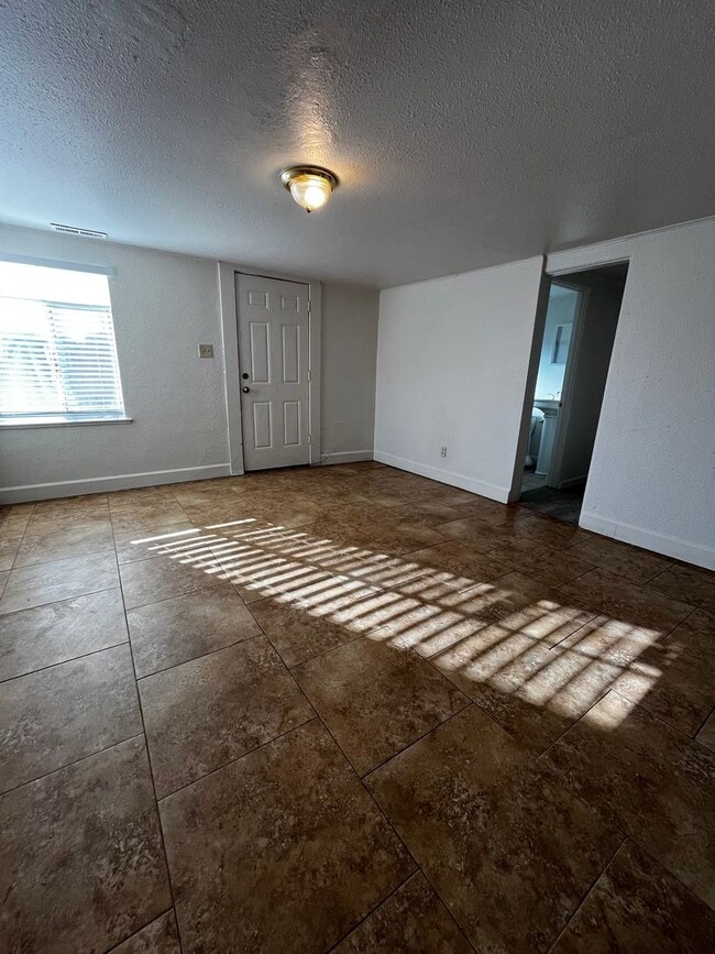 Building Photo - Garden Level Two Bedroom Available in Lakewood!