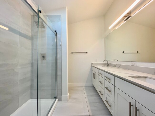 Building Photo - Contemporary rambler in Kent Station!
