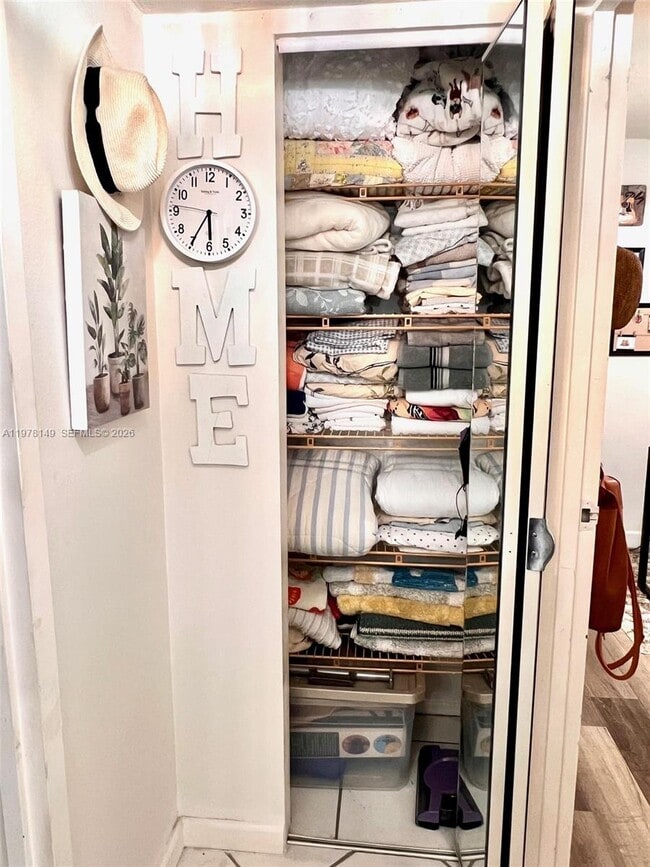 Building Photo - 2811 Somerset Dr