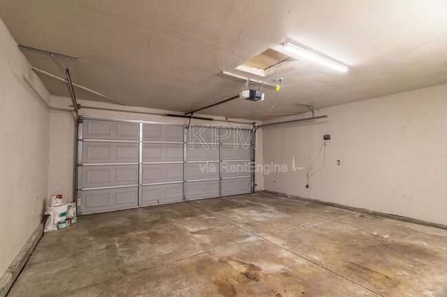 Building Photo - 7409 Village Green Dr