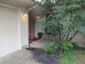 Building Photo - 902 Quartz Ct