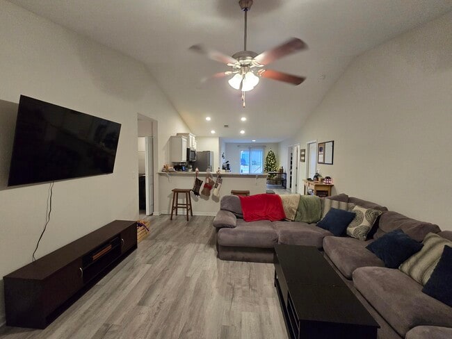 Building Photo - 437 Conifer St