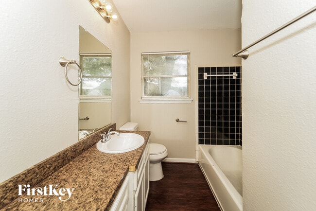 Building Photo - 710 Canary Cir