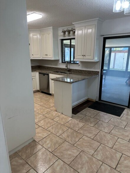 Building Photo - 2801 Pine Ridge Dr