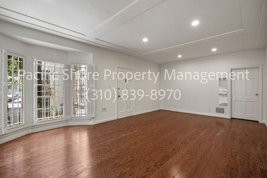 Primary Photo - 460 S Roxbury Dr