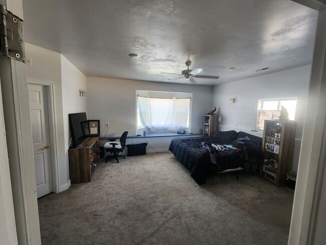 Building Photo - *utilities included* 3 bed 2 bath house in...