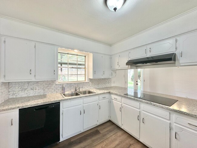 Building Photo - Available now! Newly Updated 3/2/2! Large ...