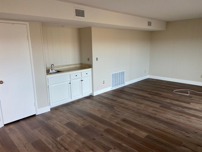 Building Photo - Updated 5 Bed, 3 Bath in Lomas Santa Fe Hi...