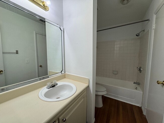 Building Photo - Large 1 bedroom Condo on Second Floor Over...