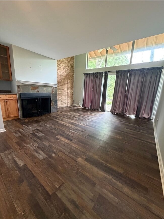 Building Photo - 5915 Meadow Dr