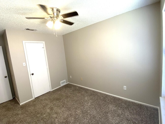 Building Photo - 9818 Jordan Ave