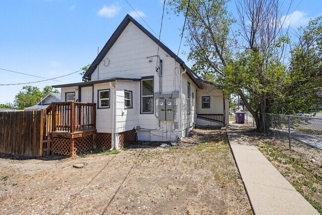Building Photo - Charming 2 Bed / 1 Bath Duplex with Private Yard & Off-Street Parking