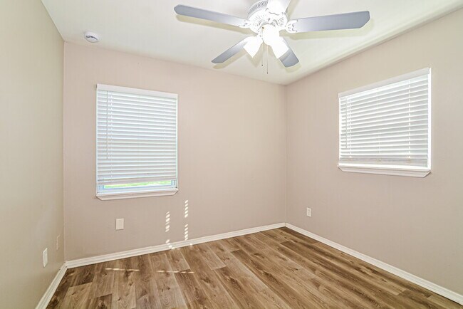 Building Photo - 218 Woodmere Blvd