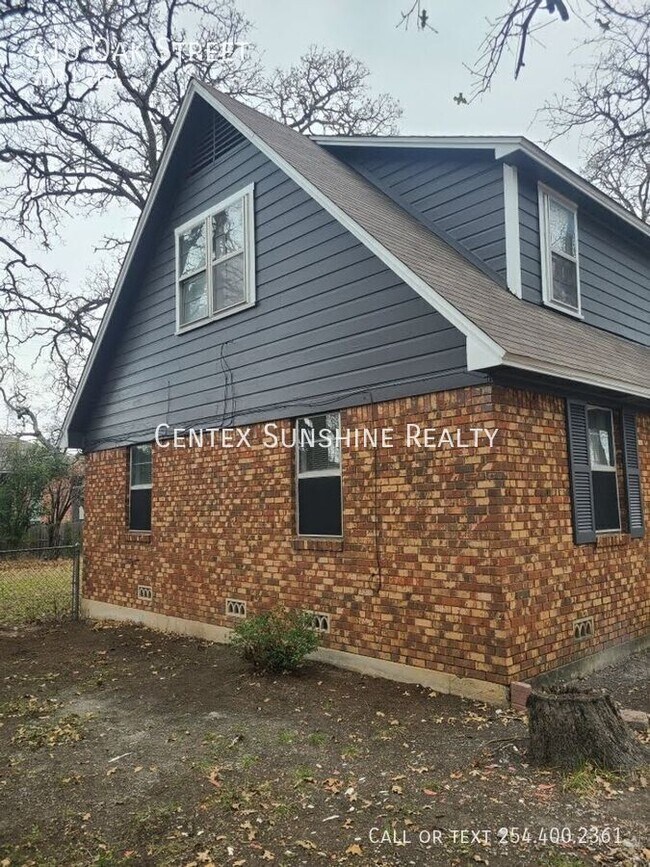 Building Photo - 410 Oak St