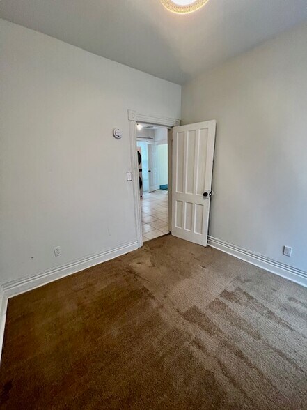 Building Photo - 39 1/2 Milton Ave