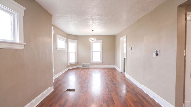 Building Photo - Welcome home to this freshly renovated 3-bedroom, 1-bathroom home on Cleveland’s West Side!