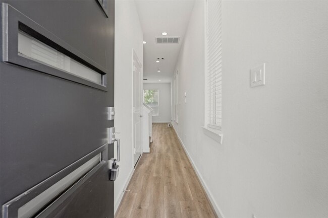 Building Photo - 1113 Highland Square Ln