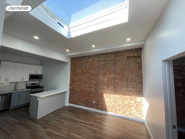 Building Photo - 228 Monroe St
