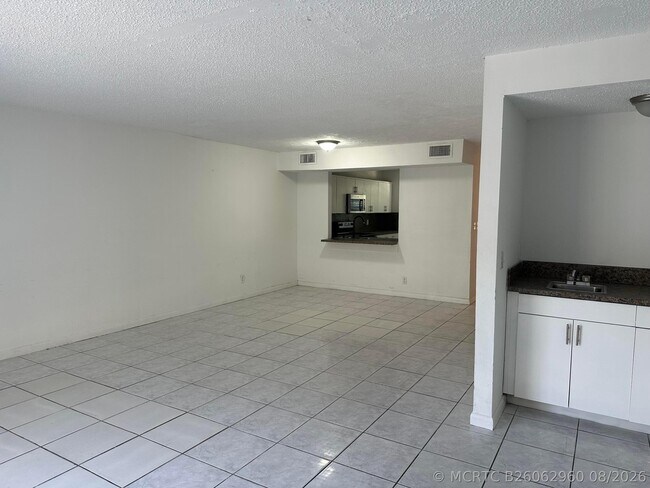 Building Photo - 931 SW 20th Ct