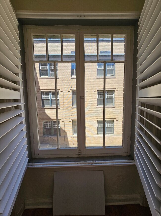 Building Photo - Cap Hill Beautiful 2 Bed Charming and Light Filled condo in the Blenheim