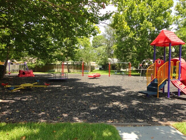 Building Photo - OVIEDO 3BR 2BA home in Alafaya Woods! Fenc...