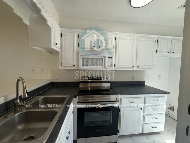 Building Photo - West Norman 2 Bed 1.5 Bath Townhouse Available for Your Immediate Move!