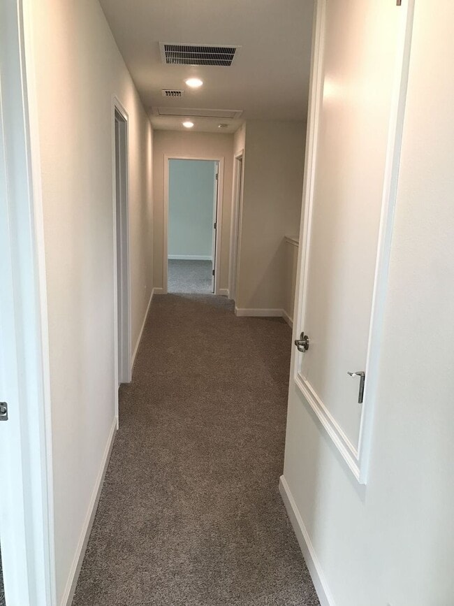 Building Photo - Newer 3/2.5ba Home at The Oaks in Moss Park with FREE Internet, Cable and Phone