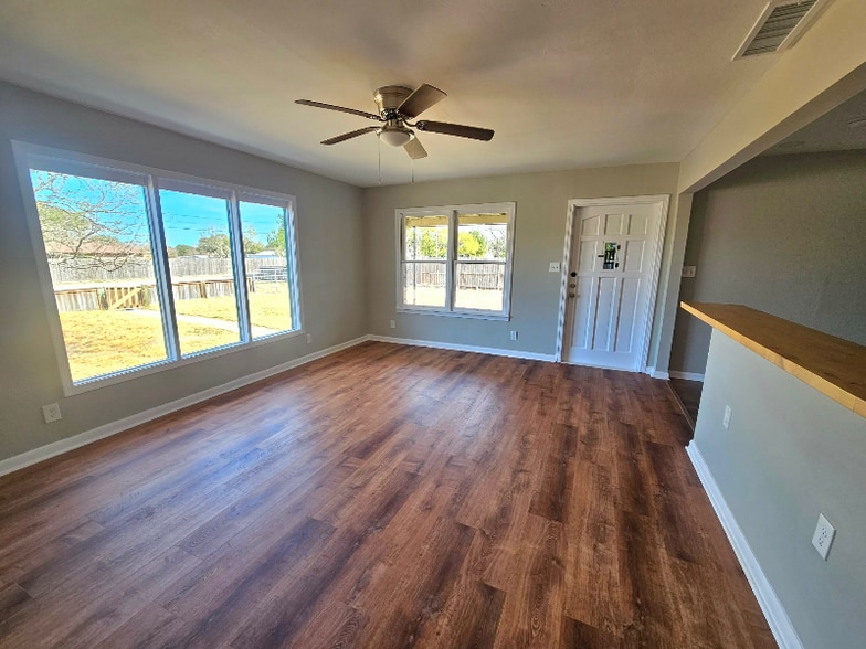 Building Photo - 513 Oakdale Dr