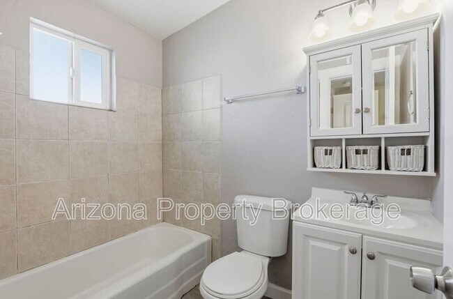 Building Photo - 805 E Turney Ave