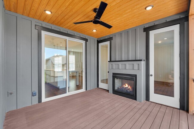 Building Photo - Spacious and Bright Bohemian Cottage Downtown Greenville - Available Now!