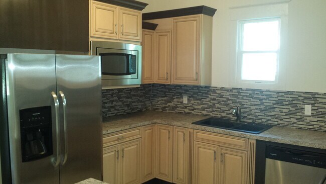 Building Photo - 4 Bedroom House, close to downtown and 3 3 campus's