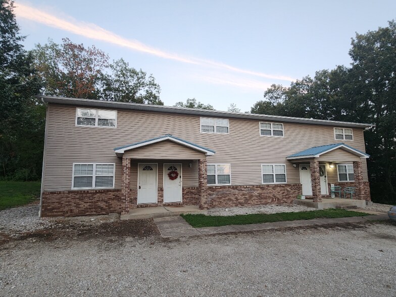 Building Photo - 2BED/1.5-2B15 BATH