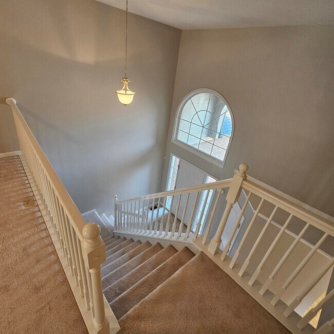Building Photo - 3 Bedroom, 2.5 Bath Condo, Kitchen with St...