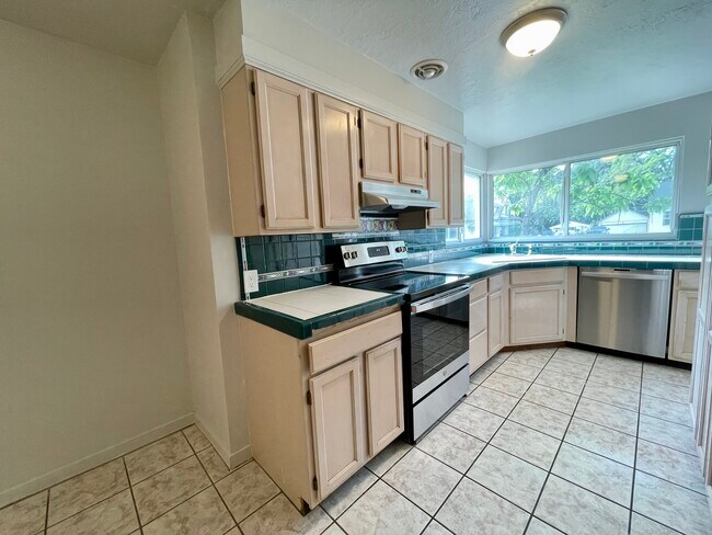 Building Photo - 325 W Center St