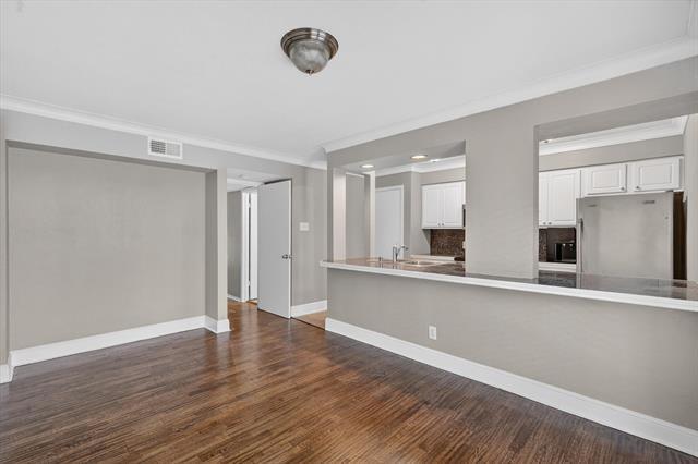 Building Photo - 5932 Sandhurst Ln