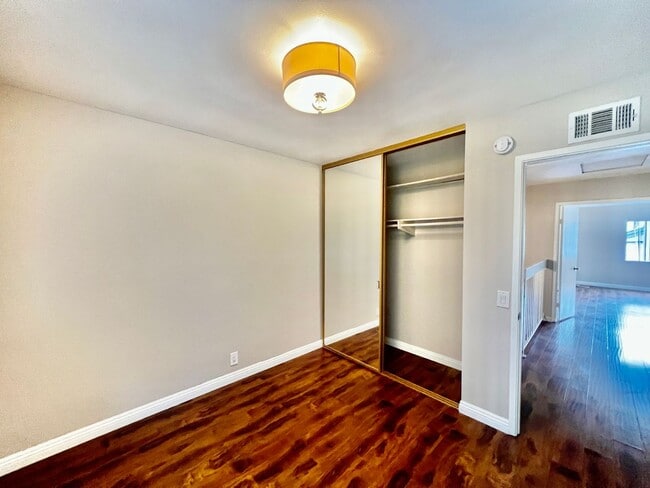 Building Photo - Beautiful 3B/2.5BA W/ Attached 2 Car Garag...