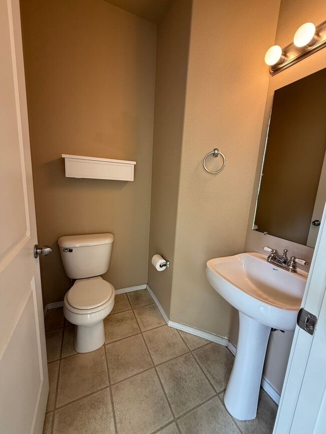 Building Photo - 2 Bed/1.5 Bath Townhome Near the Old Mill