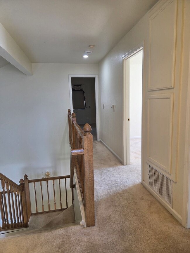 Building Photo - Spacious Laurel Creek Home